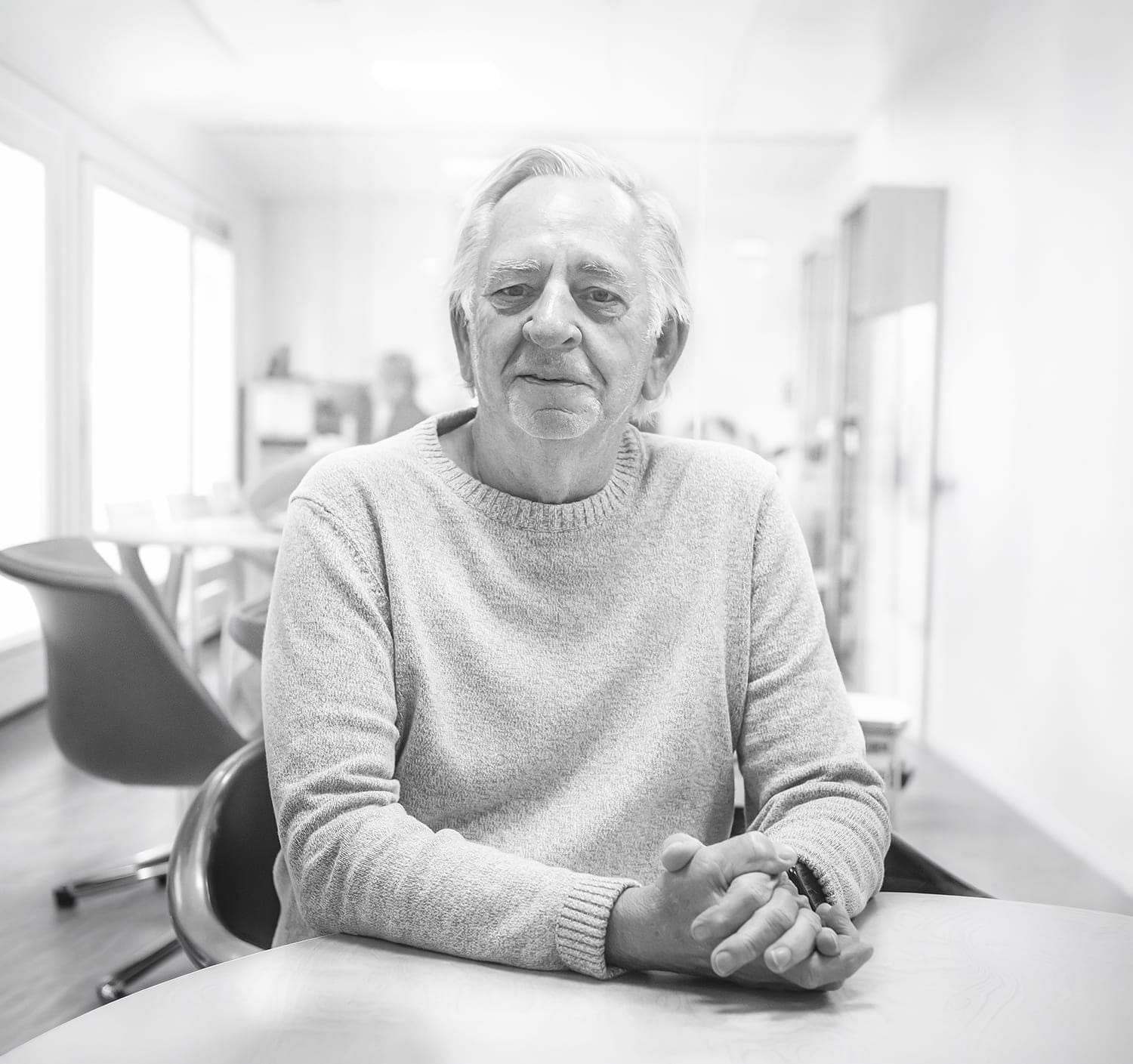 Retrato de Don Bernardo, fundador de la empresa, sentado a una mesa