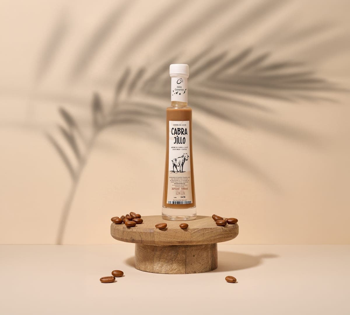 Botella de licor Cabrajillo sobre una peana de madera, entre granos de café